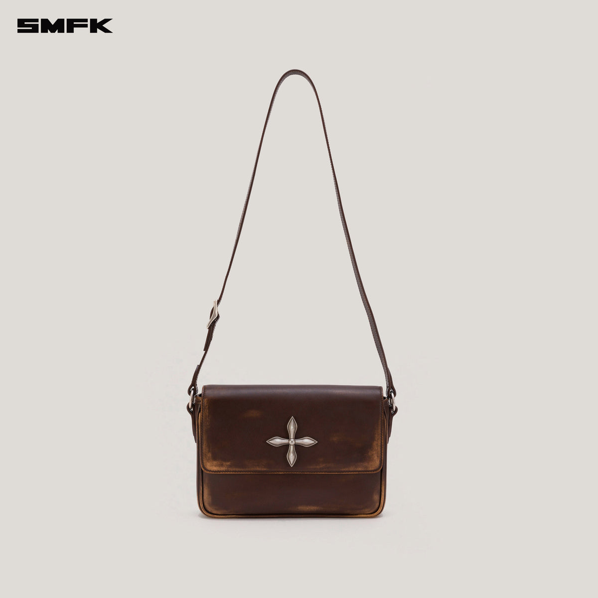 COMPASS BADGE PATINA LEATHER FLIP BAG MEDIUM WILD HORSE BROWN PATINA